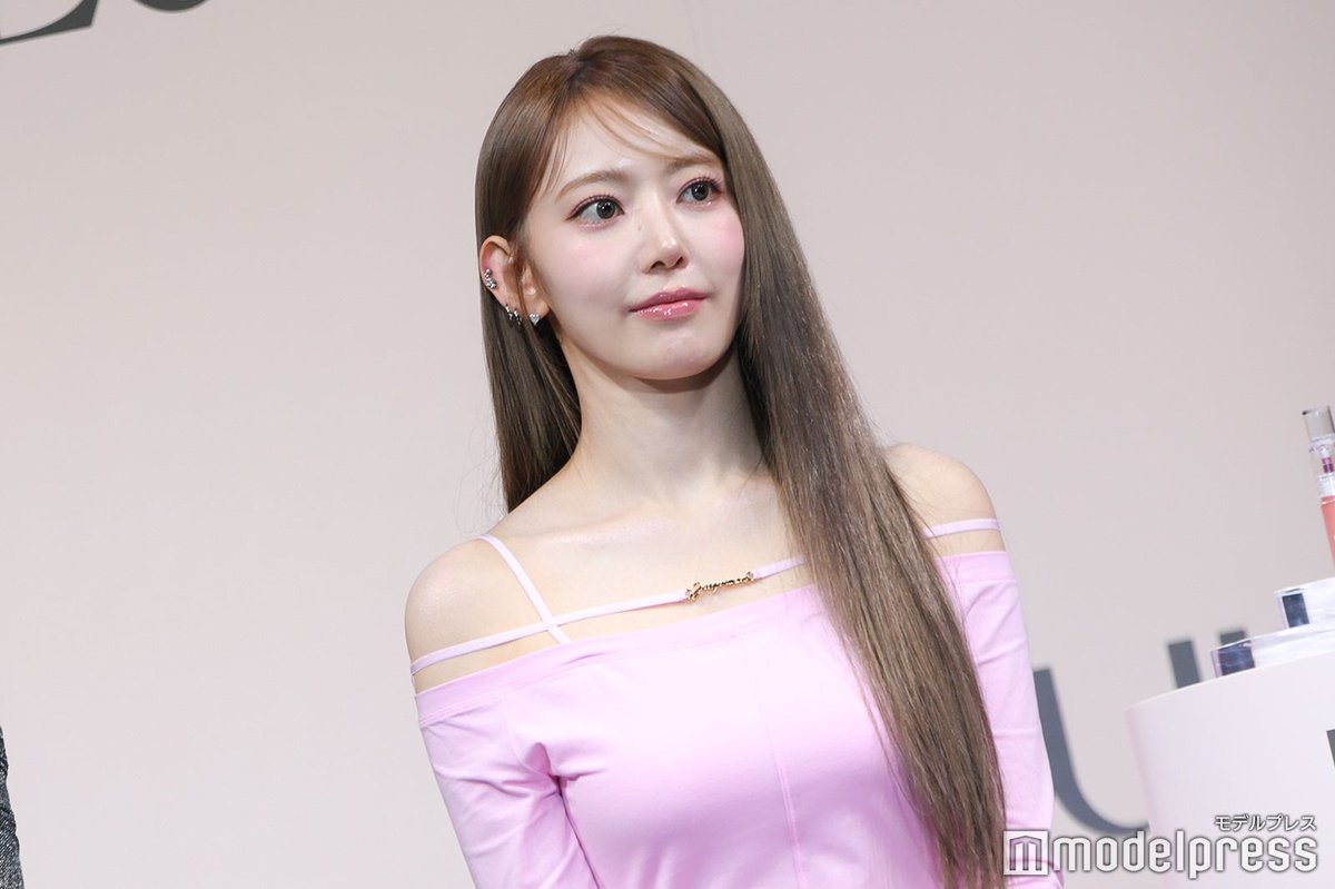 写真追加📸】LE SSERAFIM・SAKURA、LUNA新商品発表会に登場💄 美脚