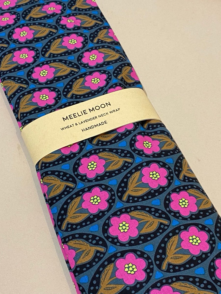 meeliemoon's tweet photo. #earlybiz #shopindie our longer length neck wrap is perfect for easing neck pain, back pain or use to stay warm & cosy £15.50 #neckwrap #wheatheatpack #heattherapy https://t.co/5T1AJssg8P https://t.co/4eQBdtXWLh