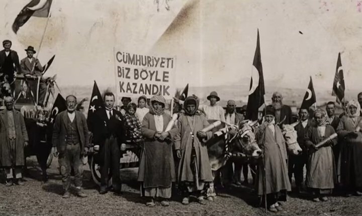 HlyaKrmaz1's tweet photo. 1933 yılında UŞAK TA çekilen meşhur fotoğraf. 
Biz CUMHURİYETİ böyle kurduk AĞALAR ... kimsenin elimizden almasına kimseye vermeye niyetimiz yok .
Bu böyle biline. 🇹🇷🇹🇷🇹🇷
100.YILINI kutluyoruz.
İLEL EBED kutlayacağız. 🥳🇹🇷💫 https://t.co/CQFNS4BGFd