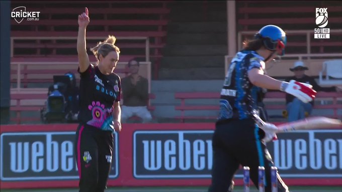 Ellyse Perry bowls Tahlia McGrath with a SEED to start her spell 👌  📹 Credits: Twitter/WBBL