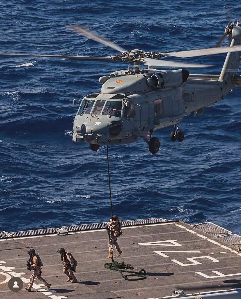 Armada_esp's tweet photo. Marinos y #amigos de la #mar, damos los #BuenosDías con la instantánea de nuestros #InfantesDeMarina realizando #fastrope desde un #10ªescuadrilla a bordo de una fragata @ItalianNavy.
#ValientesPorTierraYPorMar
#SomosLaArmada⚓🇪🇸 https://t.co/8s2295T9Xk