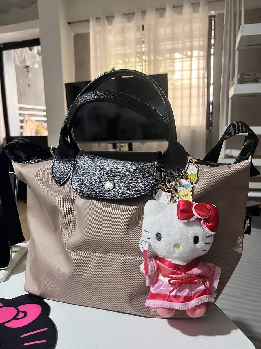 simplyArhe's tweet photo. Not a labubu fan but a Sanrio Lover 😍
Calling me a Sanrio/Gift gate fan is an understatement #sanrio #giftgate #hellokitty 
#anikanik #longchamp https://t.co/7A1NWYzedA