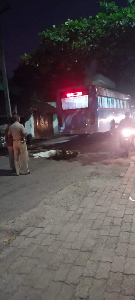SeelanTamilan1's tweet photo. இன்று காலை..
பத்மநாபபுரம் தொகுதி,
வேர்கிளம்பி பேரூராட்சியின்
முண்டவிளை சந்திப்பில்
#89L #குலசேகரம்பேருந்தின் சக்கரத்தில் சிக்கி பெண் உயிரிழப்பு😭😭😭 https://t.co/k3FvR9TXtx