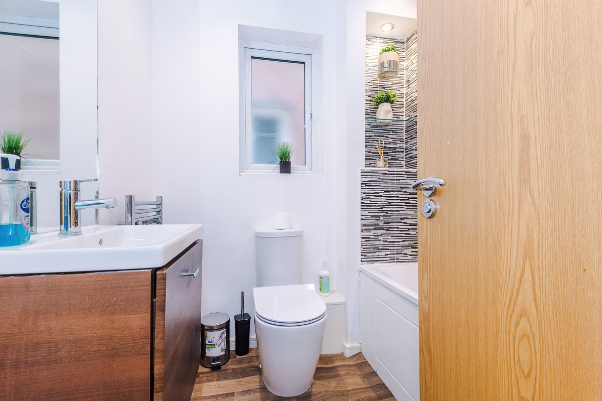 BluewoolProps's tweet photo. Coming home to this after a long day would heal you 🏠❤️.

Meet Our Clover Townhouse  located in Broughton, Salford, Greater Manchester.

Contains:
📍3 bedrooms
📍Private balcony with skyline view

 #shortletsinbroughton #shortletsinsalford #3bedroomshortlets #BlueWoolproperties https://t.co/OMFIZ5rUi8