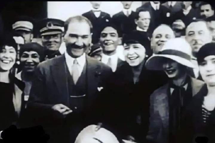tugceeeoguz's tweet photo. "Efendiler, bilirsiniz ki, hayat demek, mücadele ve çarpışma demektir."

Y a ş a s ı n   C u m h u r i y e t https://t.co/jrUJ6dxtpS