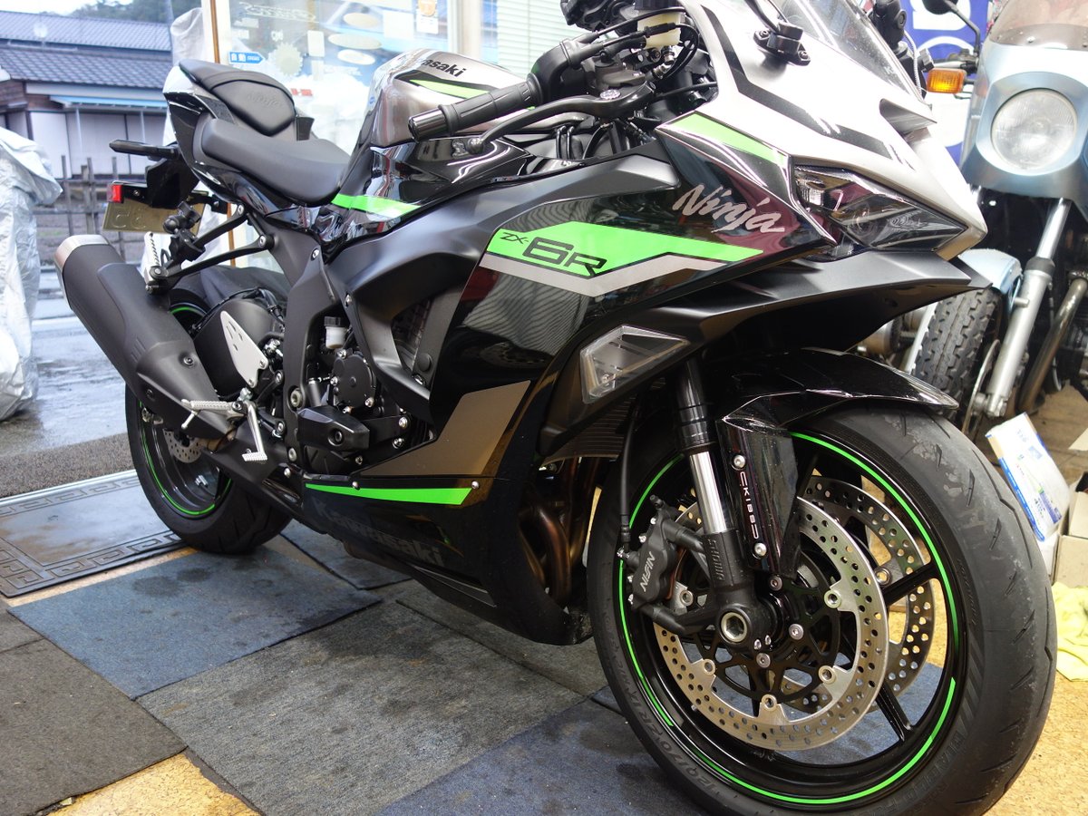 peaces6061's tweet photo. 現行型のZX-6RにEASY-GUARDタンクプロテクションフィルムを施工しました。

クリアフィルムだから写真映えしない･･･笑

遠方遥々、作業依頼ありがとうございます🙇

#kawasaki
#カワサキ
#ZX6R
#ZX636J
#EASYGUARD
#イージーガード
#PROTECTIONFILM
#プロテクションフィルム https://t.co/WNaPoFPDLb