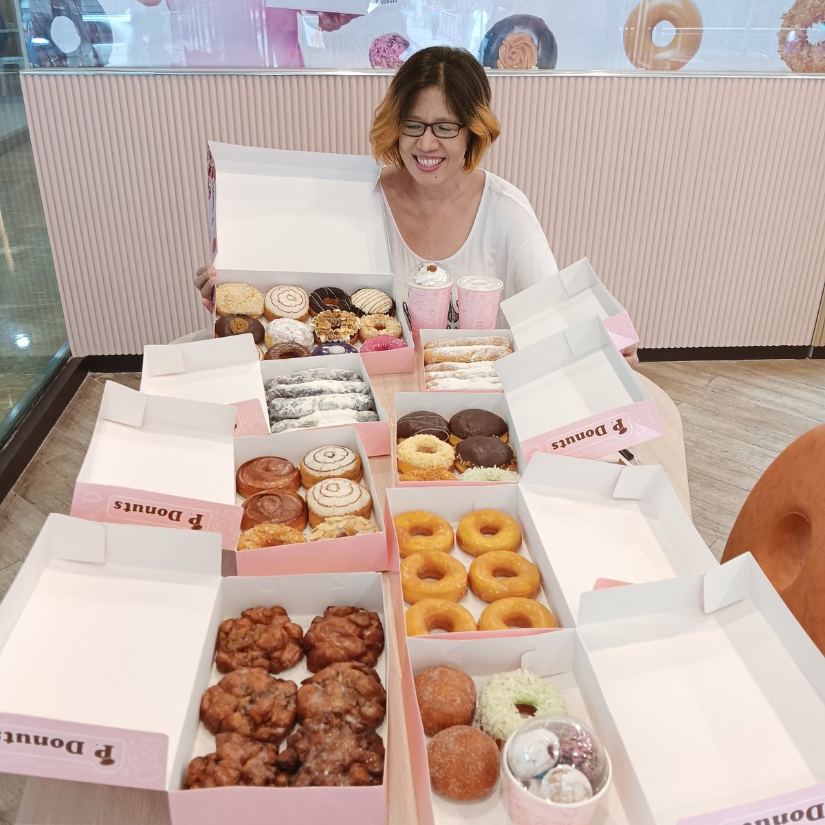 I am home sweet home here, where freshly-baked goodies are 😉 

Thank you P. Donuts 🥰 

#pdonuts #pdonutsph #donuts
#kookytuason #manilaph