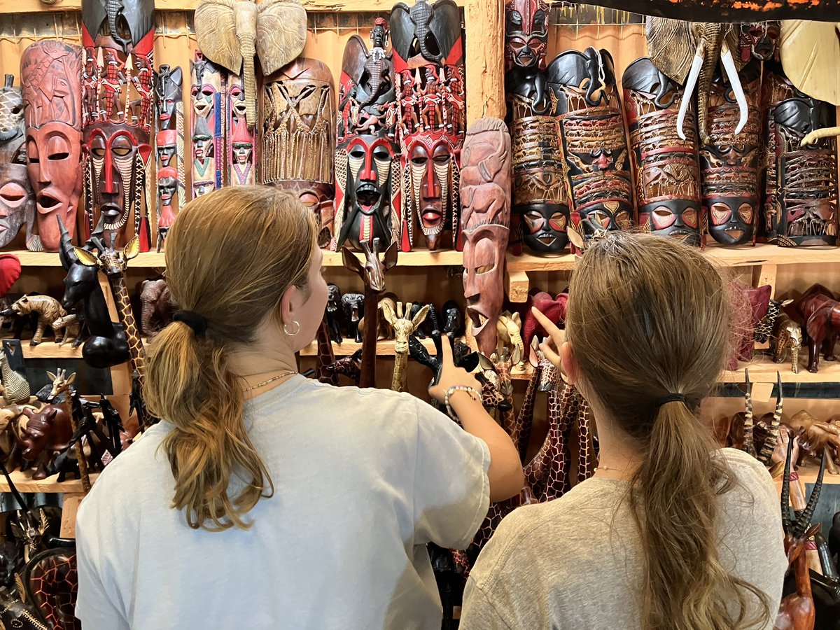 🇰🇪On our way from the lush coast to the more arid interior, we had time to stop at a craft market and the Kenya team could practice their haggling against some very experienced salesmen and women. Levels of success varied!