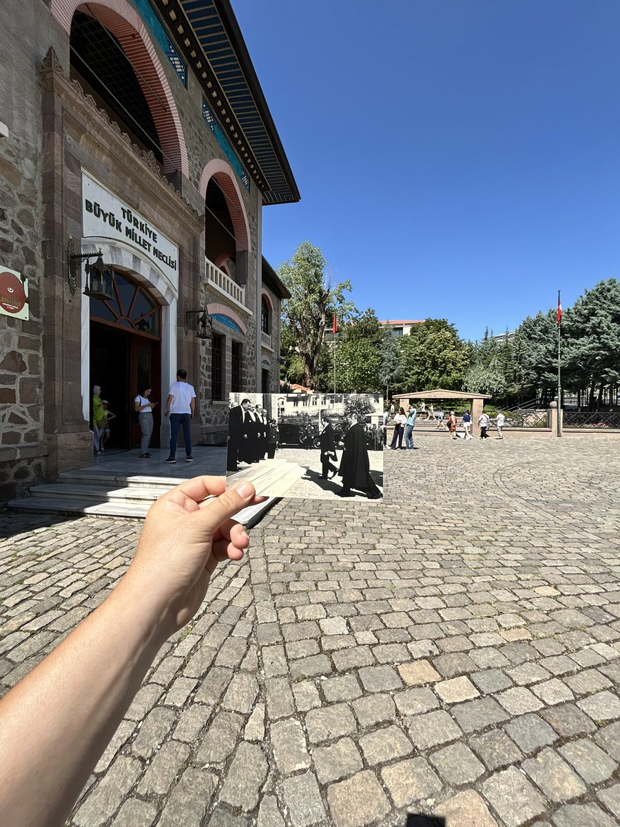 Gazi Mustafa Kemal Atatürk, Cumhuriyet Bayramı tebriklerini kabul için meclise giriyor. 🇹🇷