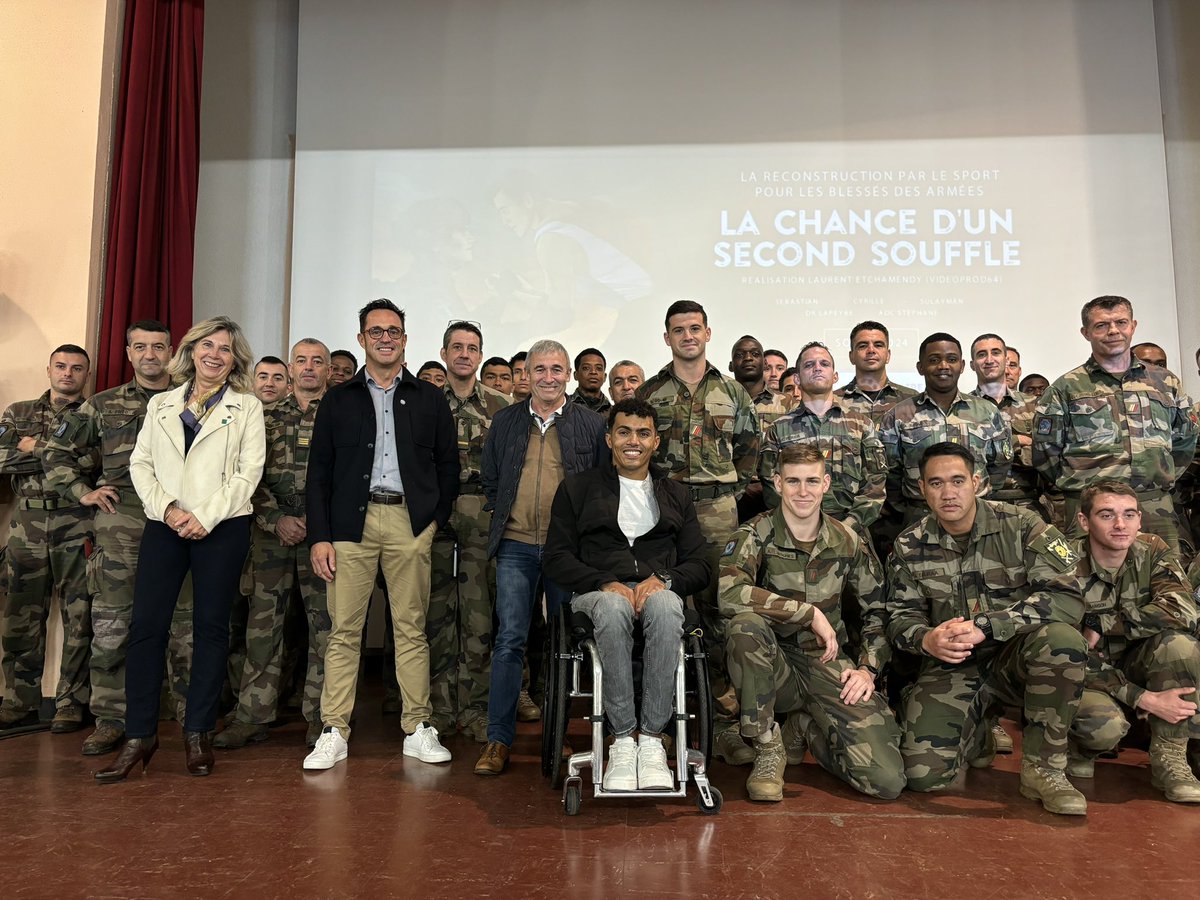 35eRAP_CDC's tweet image. 🎬 Le régiment a participé à la projection du documentaire « La chance d'un second souffle » réalisé par Laurent Etchamendy, ancien artilleur parachutiste ➡️ La reconstruction par le sport des blessés des Armées 🇫🇷

#armée #nation #blessés #solidarité #sport