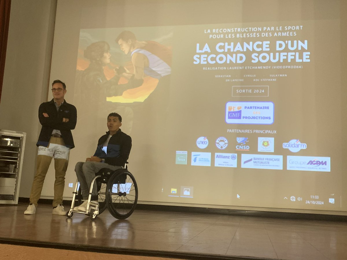 35eRAP_CDC's tweet image. 🎬 Le régiment a participé à la projection du documentaire « La chance d'un second souffle » réalisé par Laurent Etchamendy, ancien artilleur parachutiste ➡️ La reconstruction par le sport des blessés des Armées 🇫🇷

#armée #nation #blessés #solidarité #sport