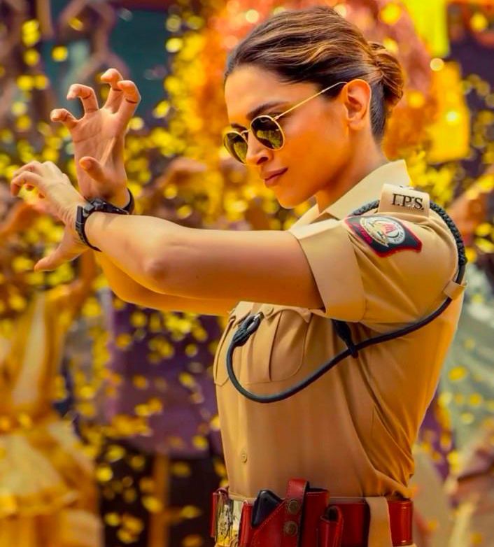 upalakbr999's tweet photo. #DeepikaPadukone has stolen the show right from Day One for all her movies & I love her performances! Stole the show with Meenamma in Chennai Express. I am waiting 2 see what this successful collab with Rohit Shetty & Deepika will bring again as she turns Lady Singham!
#DPRocks https://t.co/kKI94LQFst
