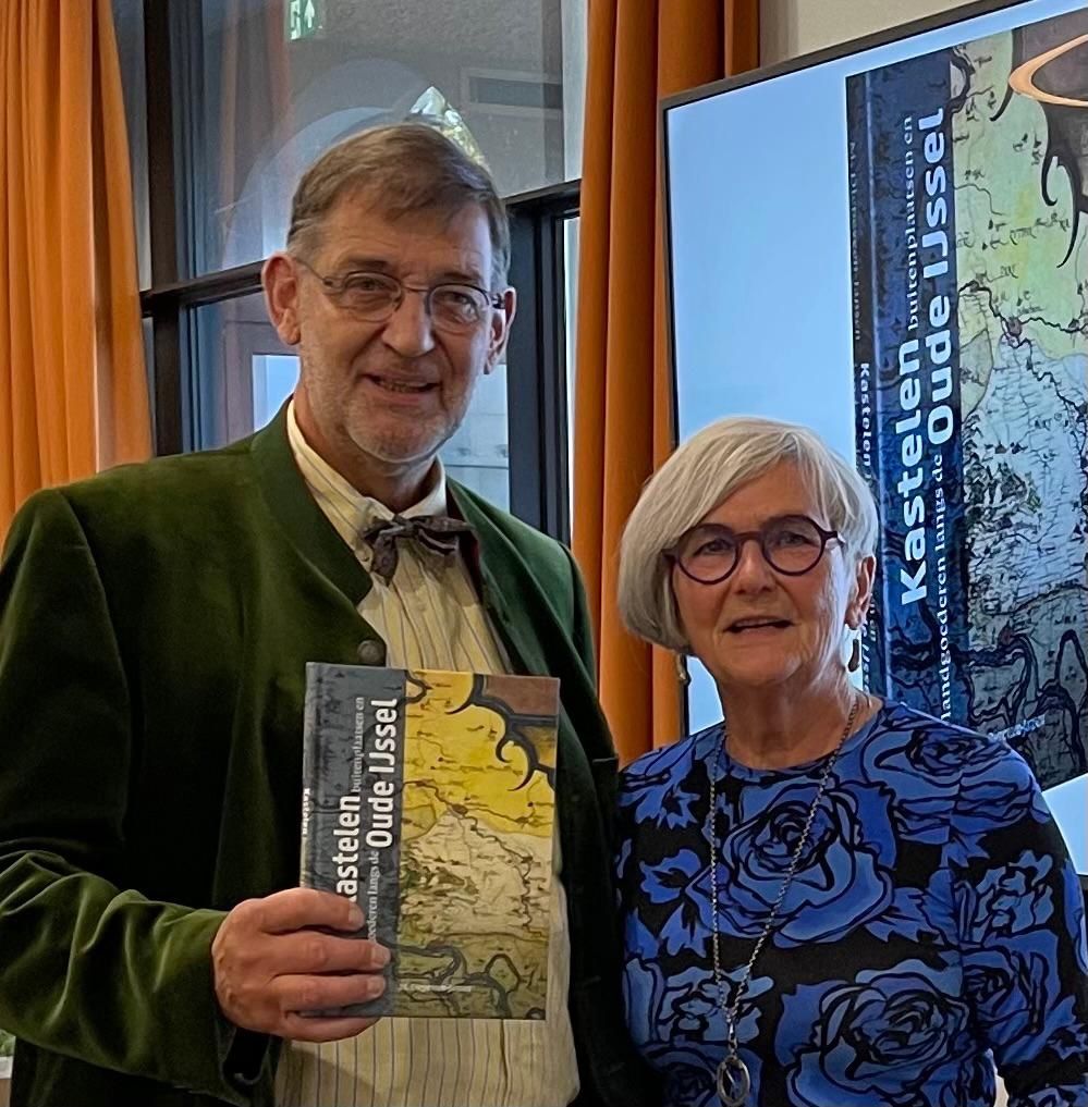 s_KBL's tweet photo. Nieuw boek: ‘Kastelen, buitenplaatsen en landgoederen langs de Oude IJssel’ van Pol Diepeveen-Jansen op Huis Landfort. René Dessing, voorzitter sKBL, nam het 1e exemplaar in ontvangst. Dit boek behandelt de 15 bestaande en verdwenen kbl langs de Oude IJssel. Prijs € 20,-. https://t.co/815yjBNikh