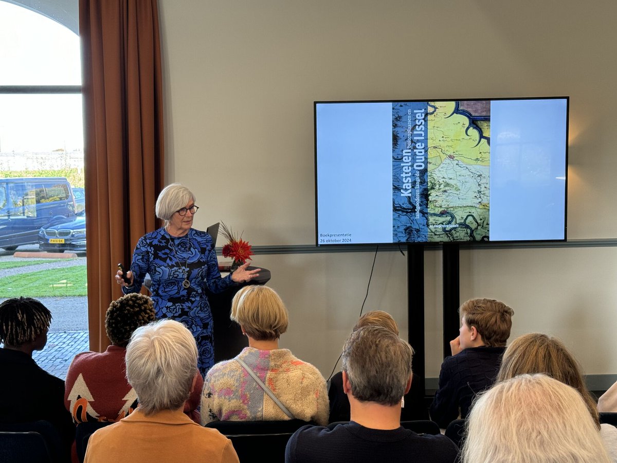 s_KBL's tweet photo. Nieuw boek: ‘Kastelen, buitenplaatsen en landgoederen langs de Oude IJssel’ van Pol Diepeveen-Jansen op Huis Landfort. René Dessing, voorzitter sKBL, nam het 1e exemplaar in ontvangst. Dit boek behandelt de 15 bestaande en verdwenen kbl langs de Oude IJssel. Prijs € 20,-. https://t.co/815yjBNikh