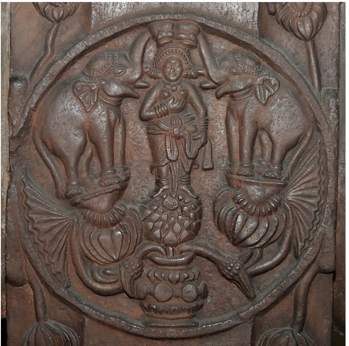 ScienceJourney2's tweet photo. आज धनतेरस मनाया जा रहा धन की देवी लक्ष्मी बतायी जा रही है उनकी एक तस्वीर भी दिखाई जाती है जिसमे जो गज दोनों तरफ़ से पानी की बौछार कर रहे उनके ऊपर लेकिन यह तस्वीर पिछले 150 सालों के अंदर कागज़ पर बनाई गई है । इसकी असली तस्वीर भी मिल चुकी है जो आज से 2200 साल पुरानी है जो बुद्ध की माता महामाया की है जो भरहुत स्तूप पर है । 
याद रहे ऋग्वेद में गज शब्द हाथी के लिए प्रयोग नहीं हुआ है जबकि बौद्धधर्म के शिलालेख में गज हाथी के लिए हमेशा से प्रयोग हुआ है ।
फिर ये क्यो न कहा जाय की धनतेरस बुद्ध धम्म का है, बुद्ध की माता महामाया को लक्ष्मी बना कर पूजा जा रहा है लेकिन सही इतिहास लोगो को पता न चल जाय और चुन की राशि बौद्ध विहारो में न चली जाय इसलिए कहानी बदल दी गई है?
बुद्ध ही बुद्ध है भारत बुद्ध का ऋणी है लेकिन धूर्तो ने सबकुछ तहस नहस कर दिया और आज भी कर रहे है सच नहीं बता रहे पब्लिक में सारा खेल चुन का है ?
नीचे तस्वीर संलग्न है आप ही तय कर लीजिए कौन असली है और कौन नकली बना सबको गुमराह कर रहा है ।