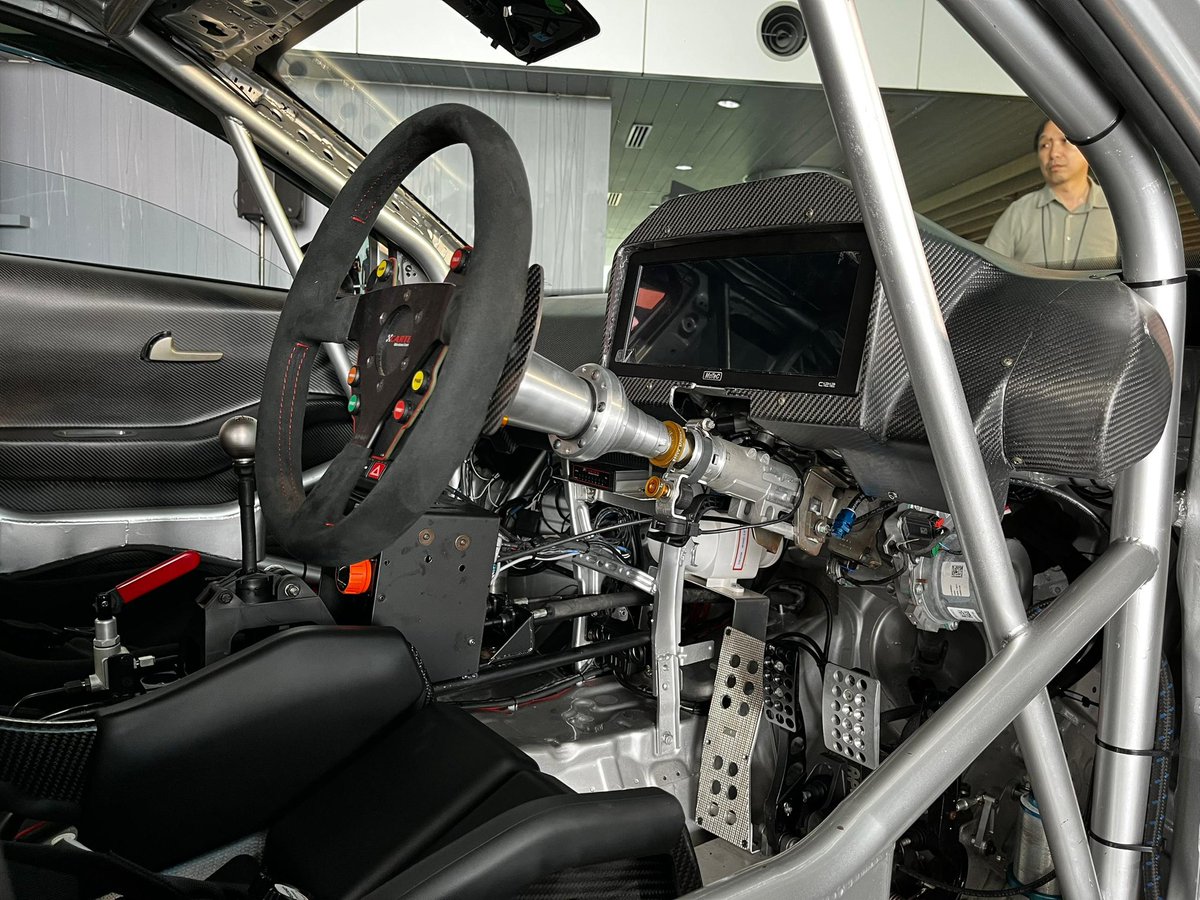 HezeriSamsuri's tweet photo. Jentera lumba S70 untuk S1K dah ditayangkan. 
Ni silap silap Geely pun tak ada buat. 

Cuma S1K ni, Proton memang patut menang sebab dia team manufacturer versus team distributor dan privateer. 

Kilang punya level lain. Bajet pun lain. Sahih menang lah! https://t.co/Fzui6wm3Sr