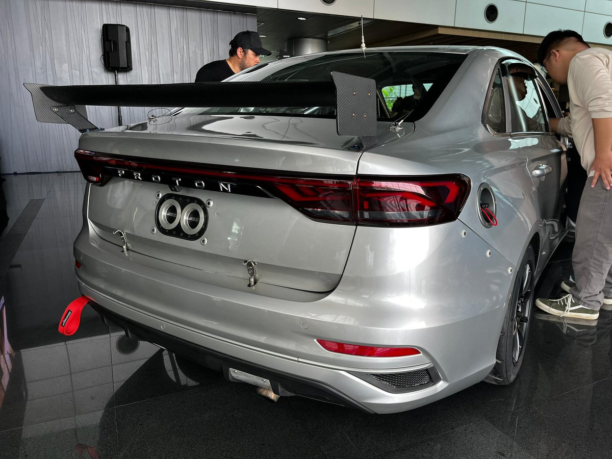HezeriSamsuri's tweet photo. Jentera lumba S70 untuk S1K dah ditayangkan. 
Ni silap silap Geely pun tak ada buat. 

Cuma S1K ni, Proton memang patut menang sebab dia team manufacturer versus team distributor dan privateer. 

Kilang punya level lain. Bajet pun lain. Sahih menang lah! https://t.co/Fzui6wm3Sr