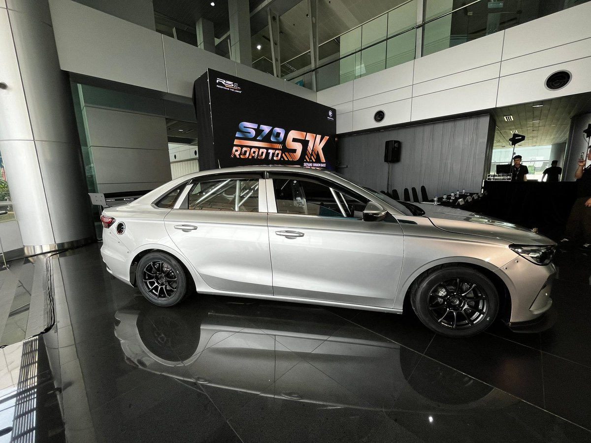 HezeriSamsuri's tweet photo. Jentera lumba S70 untuk S1K dah ditayangkan. 
Ni silap silap Geely pun tak ada buat. 

Cuma S1K ni, Proton memang patut menang sebab dia team manufacturer versus team distributor dan privateer. 

Kilang punya level lain. Bajet pun lain. Sahih menang lah! https://t.co/Fzui6wm3Sr