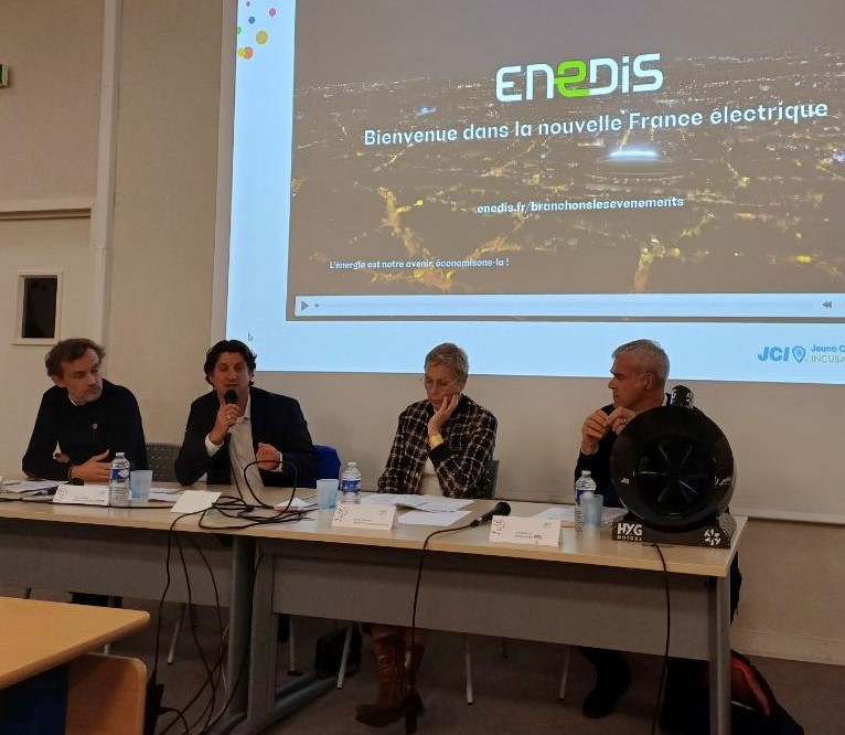 enedis_bretagne's tweet photo. Les #JO2024 laisseront une empreinte durable dans les territoires bretons.
A #ParlemEntreprise avec la Jeune Chambre Économique de #Vannes et @ALehenanff, @enedis a échangé sur cet héritage : sites 100% raccordés au réseau ! Une dynamique locale pour des événements décarbonés.⚡ https://t.co/yNq3AN8r1Q