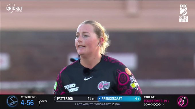 Sophie Ecclestone and Alyssa Healy having some fun on the mic.  📹 Credits: Twitter/WBBL