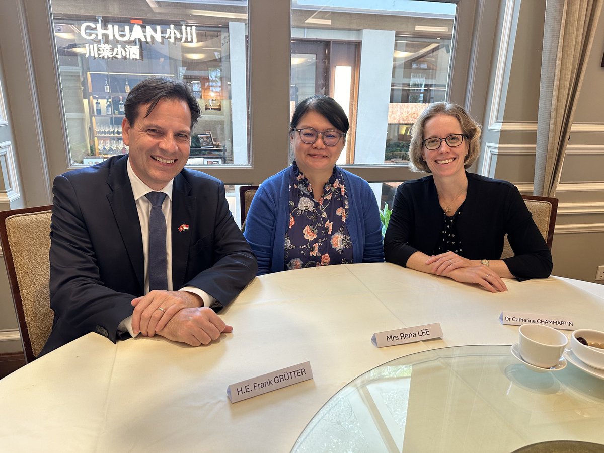 SwissAmbSGP's tweet photo. Great to meet Catherine Chammartin, Director of🇨🇭Federal Institute of Intellectual Property who is in 🇸🇬 for the annual consultations with the CEO of IPOS, Rena Lee. Small and innovative countries like🇨🇭and 🇸🇬have a strong interest in cooperating on IP! ⁦⁦@ipofficesg⁩ https://t.co/gdnz7icmPn