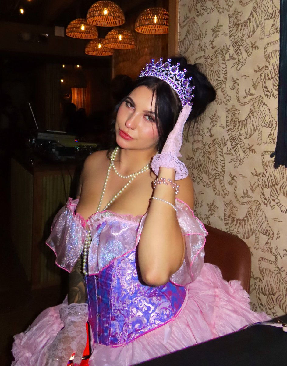 Let them bow down to me💕