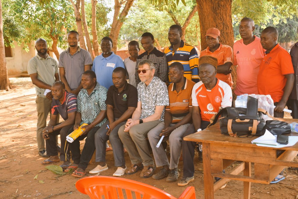 Taasisi ya MCODE kwa kushirikiana Bw.John Augustijn KUTOKA shirika la PUM mtaalamu wa KILIMO kutokea Nchini Netherlands leo wameendesha mafunzo ya kilimo Cha zao la Soya kwa wanakikundi na wakulima wa kikundi
Cha Ukweli Pachana,Amkeni Luego na Umoja Nahoro Namtumbo 
#news