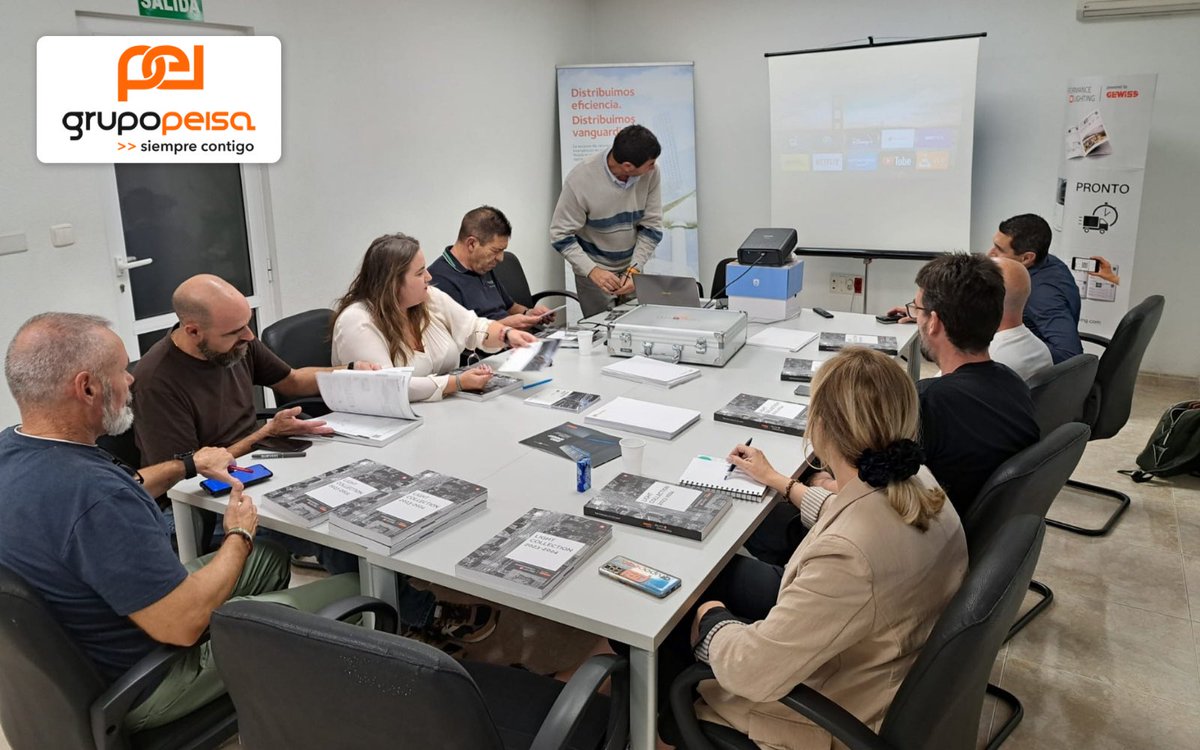 📸 Os compartimos imagen de la última formación interna impartida por <a href="/GEWISS_Iberica/">GEWISS Ibérica</a>, en <a href="/grupo_peisa/">Grupo Peisa</a> #Alicante.
El equipo ha podido ahondar en su amplia gama de iluminación y las recientes innovaciones, que combinan diseño, eficiencia y máximo ahorro energético.