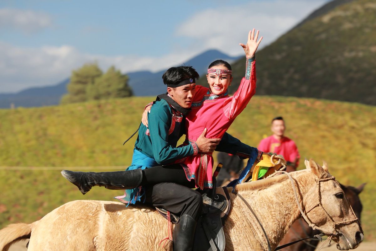 LijiangAmazing's tweet photo. Lijiang’s Mongolian community put on a spectacular show, wowing the audience with breathtaking horseback performances! ��✨ 🌄🎶 #MongolianCulture #HorsebackPerformance #LijiangTraditions #CulturalHeritage https://t.co/iCKLVeO6jt