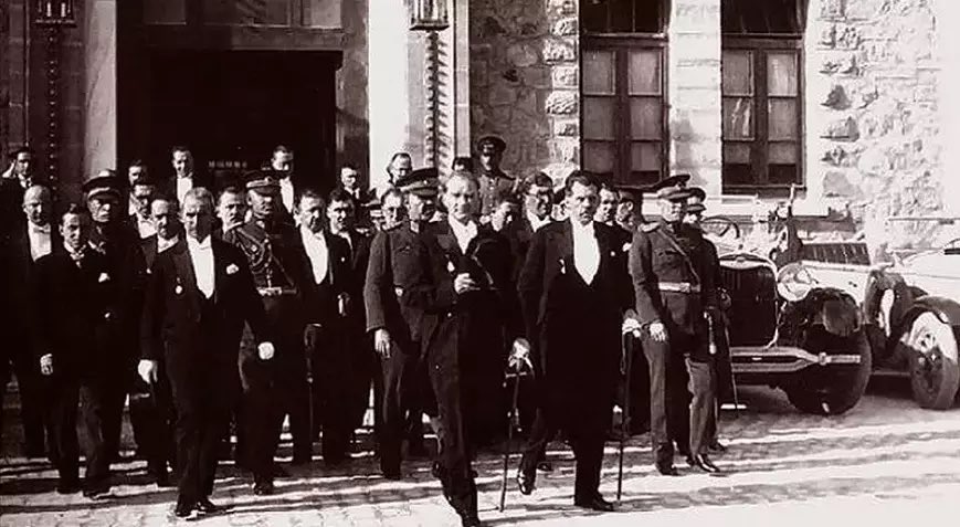 OkuyanKemal's tweet photo. Sükun yok, hareket var
bugün yarına çıkar
yarın bugünü yıkar
                        ve durmadan akar
                                                          akar
                                                                akar. https://t.co/KDbFXNGvQT