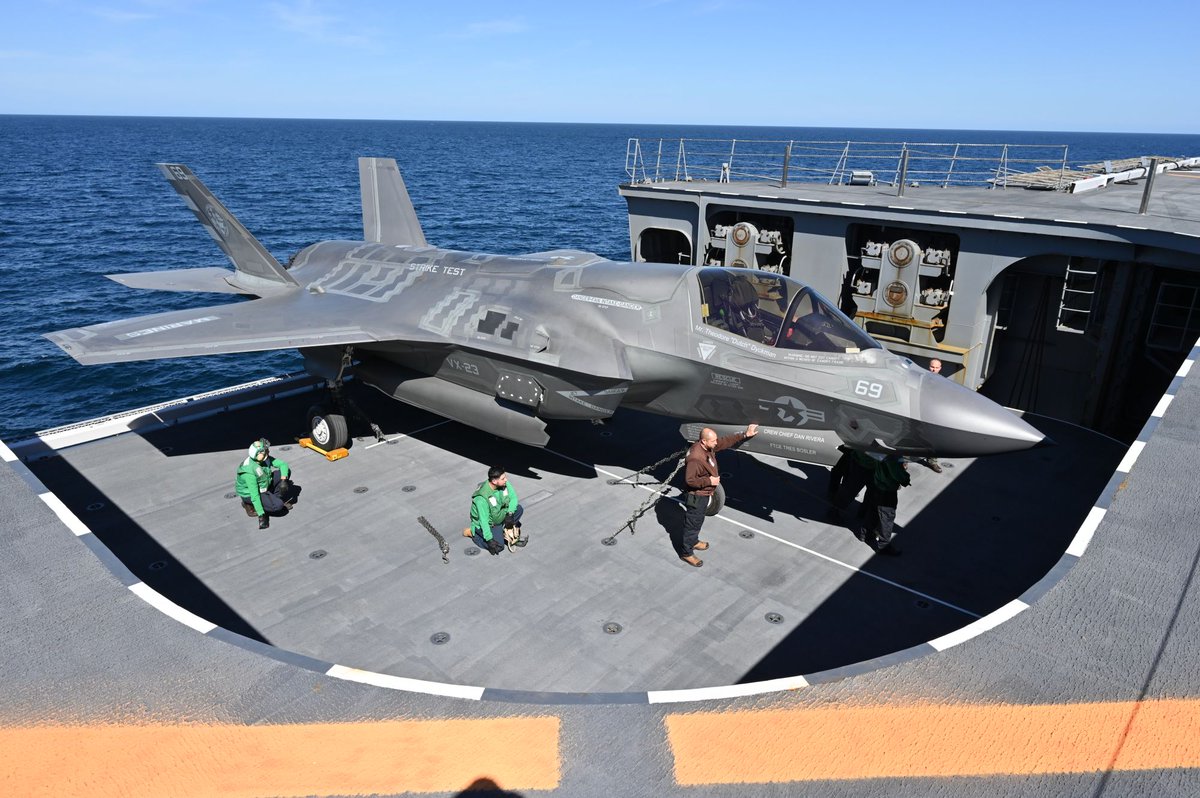 JMSDF_PAO's tweet photo. #F35B が昇降機で甲板から格納庫へと移送される様子です。同機の艦上運用に向け、試験項目を一つ一つ慎重かつ順調に進めております。

「いずも」型護衛艦への #F35B 運用能力付与は、日米の相互運用性を更に向上させるものであり、この能力をもって地域の平和と安定に寄与していきます。 https://t.co/OIt7j8MNRm