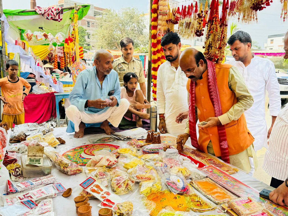 HarishD_BJP's tweet image. हिन्दुओ के पावन पवित्र त्योहार  धनतेरस एवं दीपावली के शुभ अवसर पर अपने स्थानीय बाजार बस्ती में सनातन धर्मी भाई श्री राम कोमल सिंह जी की दुकान प्रज्ञा पूजन भण्डार एवं श्री काशी प्रसाद गौड़ जी के दुकान से त्योहार की आवश्यक खरीदारी किया। आप सभी सनातन धर्मी भाईयो से आग्रह है कि अपने…