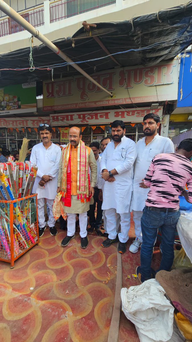 HarishD_BJP's tweet image. हिन्दुओ के पावन पवित्र त्योहार  धनतेरस एवं दीपावली के शुभ अवसर पर अपने स्थानीय बाजार बस्ती में सनातन धर्मी भाई श्री राम कोमल सिंह जी की दुकान प्रज्ञा पूजन भण्डार एवं श्री काशी प्रसाद गौड़ जी के दुकान से त्योहार की आवश्यक खरीदारी किया। आप सभी सनातन धर्मी भाईयो से आग्रह है कि अपने…