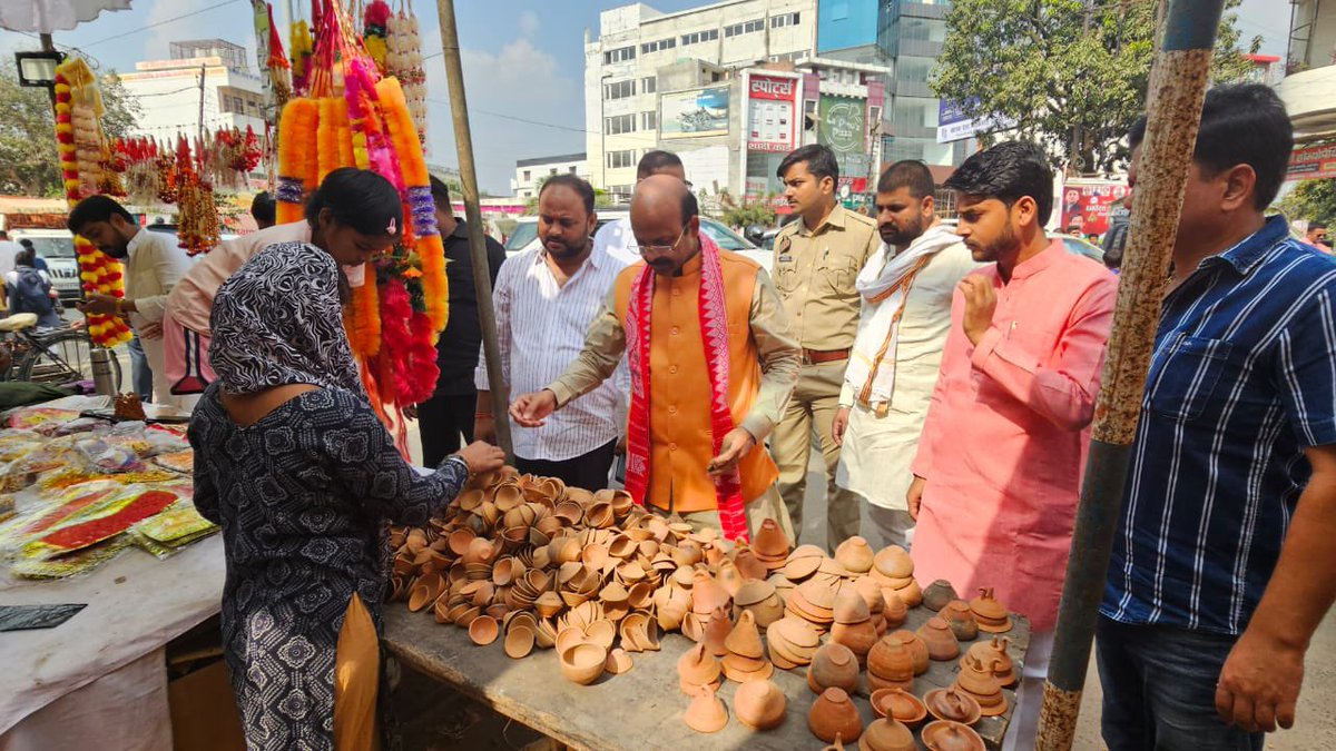 HarishD_BJP's tweet image. हिन्दुओ के पावन पवित्र त्योहार  धनतेरस एवं दीपावली के शुभ अवसर पर अपने स्थानीय बाजार बस्ती में सनातन धर्मी भाई श्री राम कोमल सिंह जी की दुकान प्रज्ञा पूजन भण्डार एवं श्री काशी प्रसाद गौड़ जी के दुकान से त्योहार की आवश्यक खरीदारी किया। आप सभी सनातन धर्मी भाईयो से आग्रह है कि अपने…