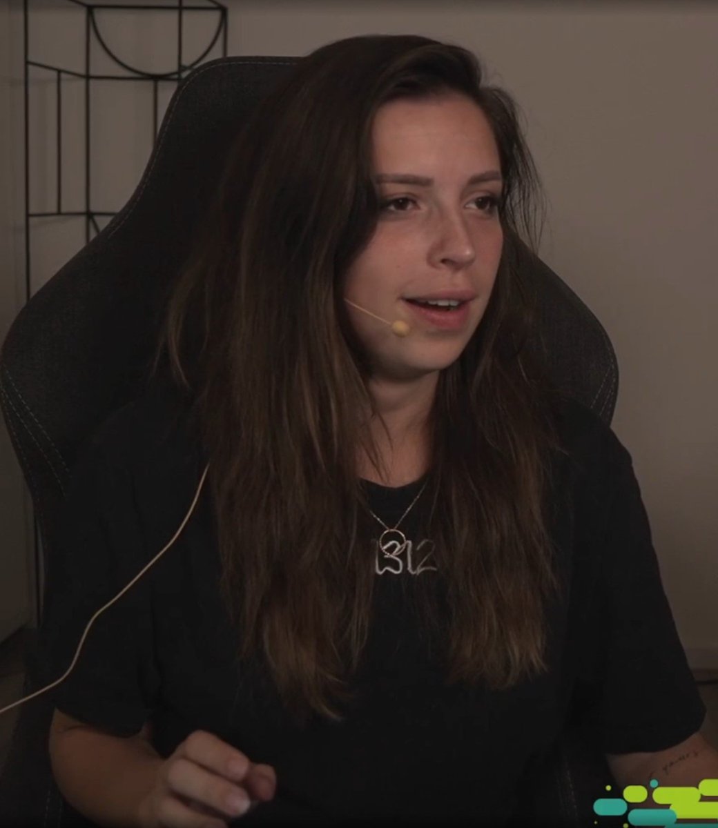 Shurjoka trägt ein TShirt mit der Aufschrift 1312 (ACAB) und zeigt damit, dass sie keinen Respekt vor Polizisten hat.

Gleichzeitig rennt sie nach jedem meiner Streams zur Polizei um mich anzuzeigen... Kannst du dir nicht ausdenken