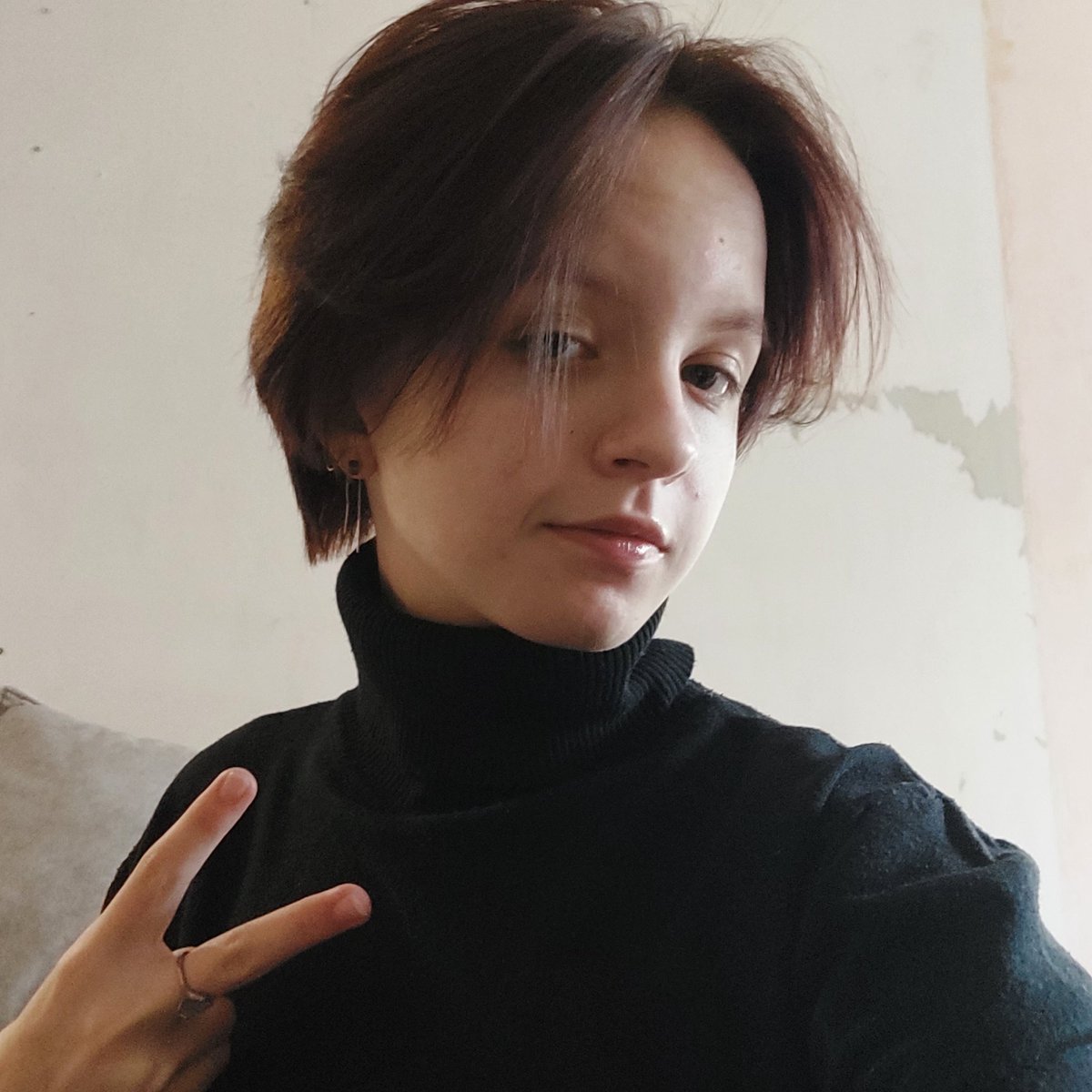 Эволюция круглого лица через 4 года на фоне одной и той же стены, или как эта бро проживала стадии нефорства