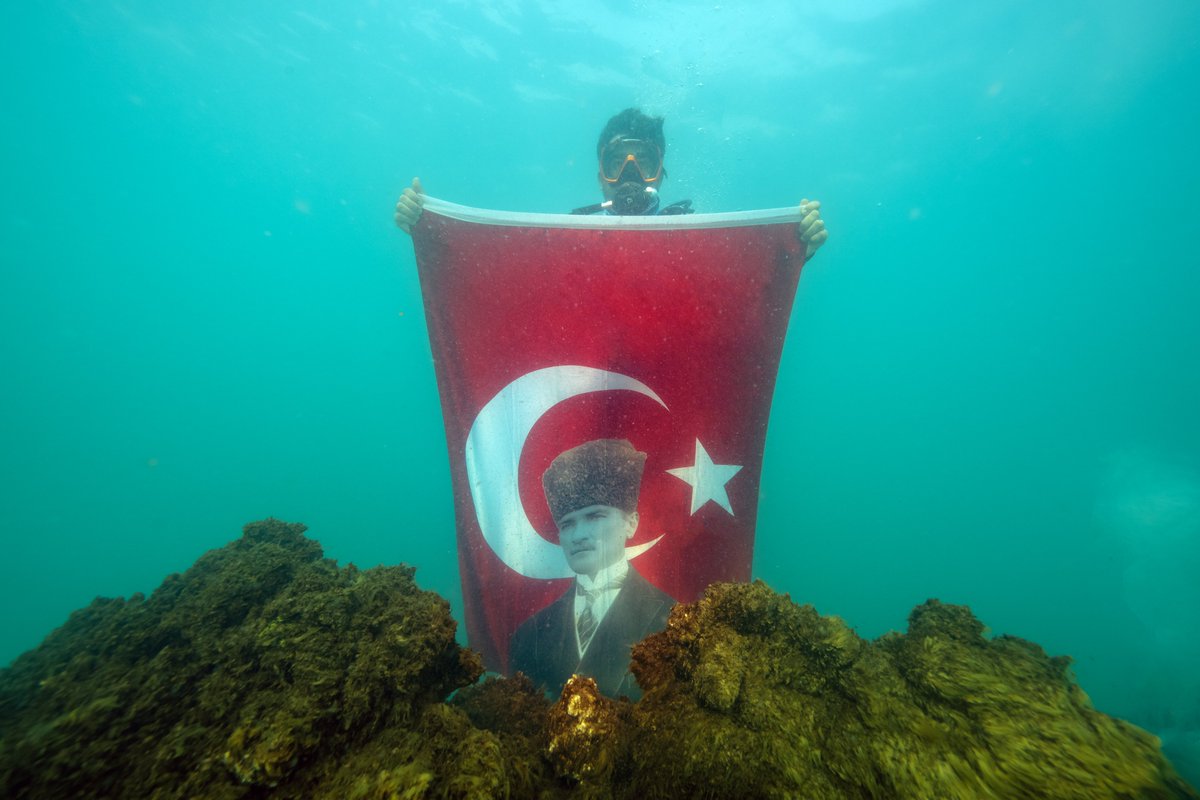 Dalgıçlar, Cumhuriyet'in 101. yıl dönümü dolayısıyla Van Gölü'nde dalış yapıp Türk bayrağı açtı.🇹🇷