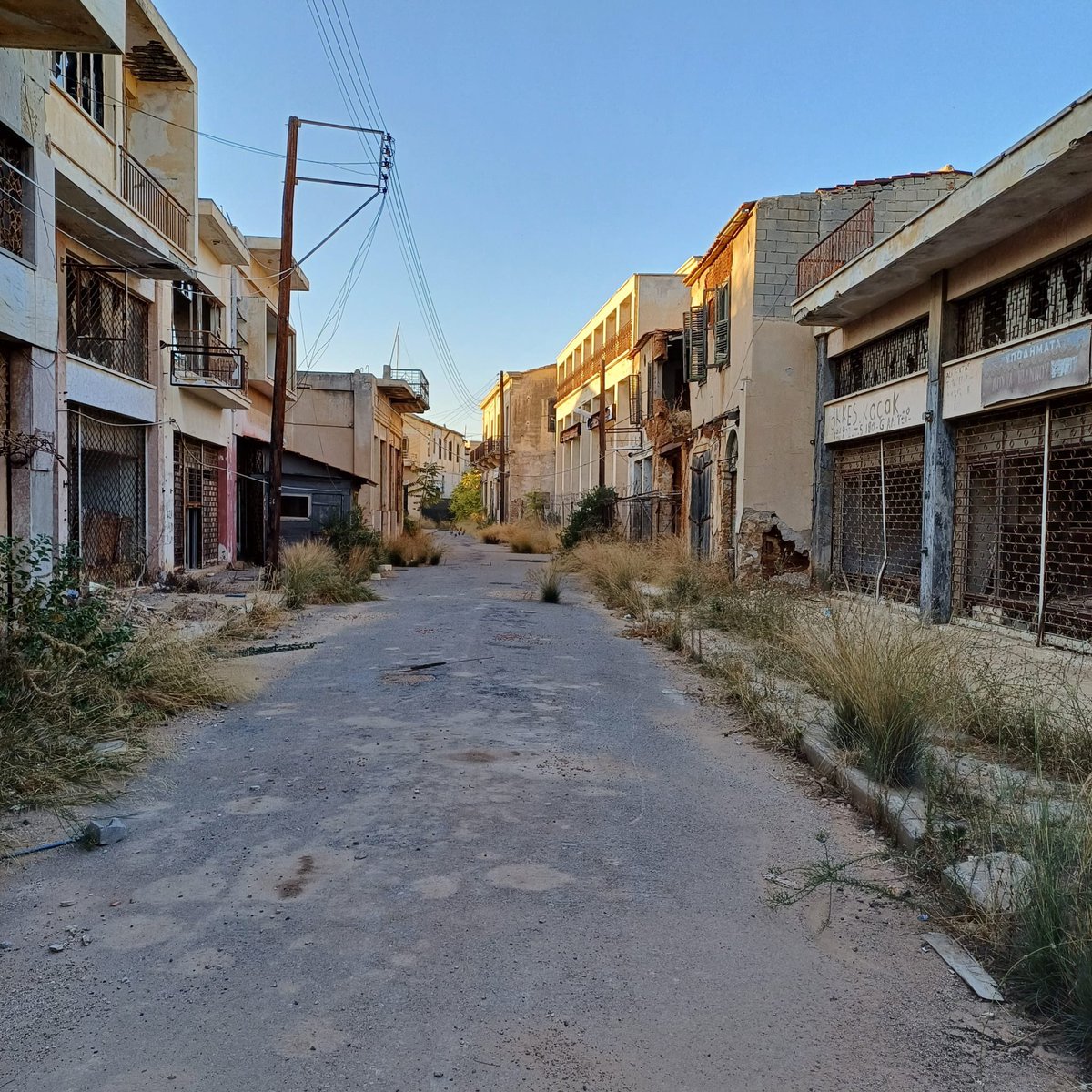 mwFuehrer's tweet photo. Unfassbar. Seit 1974 leben in Varosha (Maraš) - ein Stadtteil #Famagustas in #Nordzypern - keine Menschen mehr. 

Sie alle sind vor dem Krieg geflohen und konnten nie wieder zurückkehren.

#eurotours2024 | @eurotours_eu | @sportsbusinessa https://t.co/zcCr7fwtTm