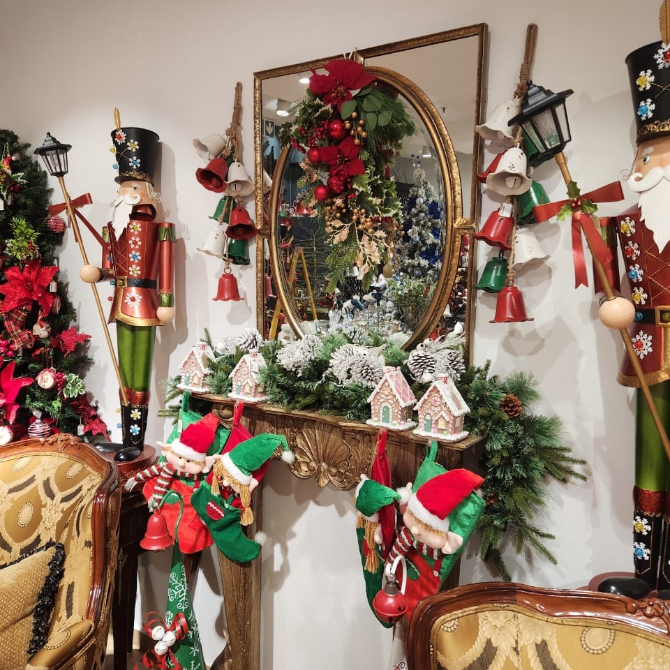 POP-UP SHOP | Pssst... there's a Christmas Shop open at Woodlands Boulevard! 🎄🎁🎉🛍️

Shop a variety of baubles, amazing table décor &amp; awesome Christmas tree decorations in store nearest to Entrance 2.
#Woodlands #AllYouNeed