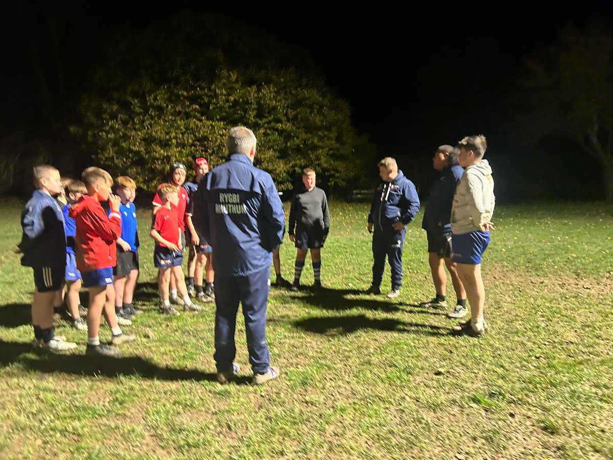 ruthinrugby's tweet photo. Da oedd gweld hogie tim cynta y clwb lawr gyda’r Tim Dan 13 neithiwr. Diolch Liam, Robin, Danny a Tyreece.

Great to see some on the 1st team lads with the Under 13’s team last night at their training. Thanks Liam, Robin, Danny and Tyreece.

👏💪 🔵 ⚪️ https://t.co/rpSaoeiflW