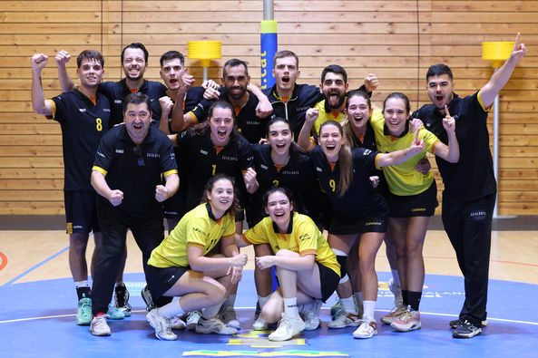 Imatge post-partit del gran triomf de #Catalunya front Anglaterra (24-23), en el seu 1r partit al Campionat d'Europa de #Korfbal 2024 que s'està disputant a Calonge i Sant Antoni. #EKCA #korfball <a href="/korfball/">Korfball.org - IKF</a>

Un partidaç en tota regla amb final d'infart!

📰korfbal.cat/ekc2024
