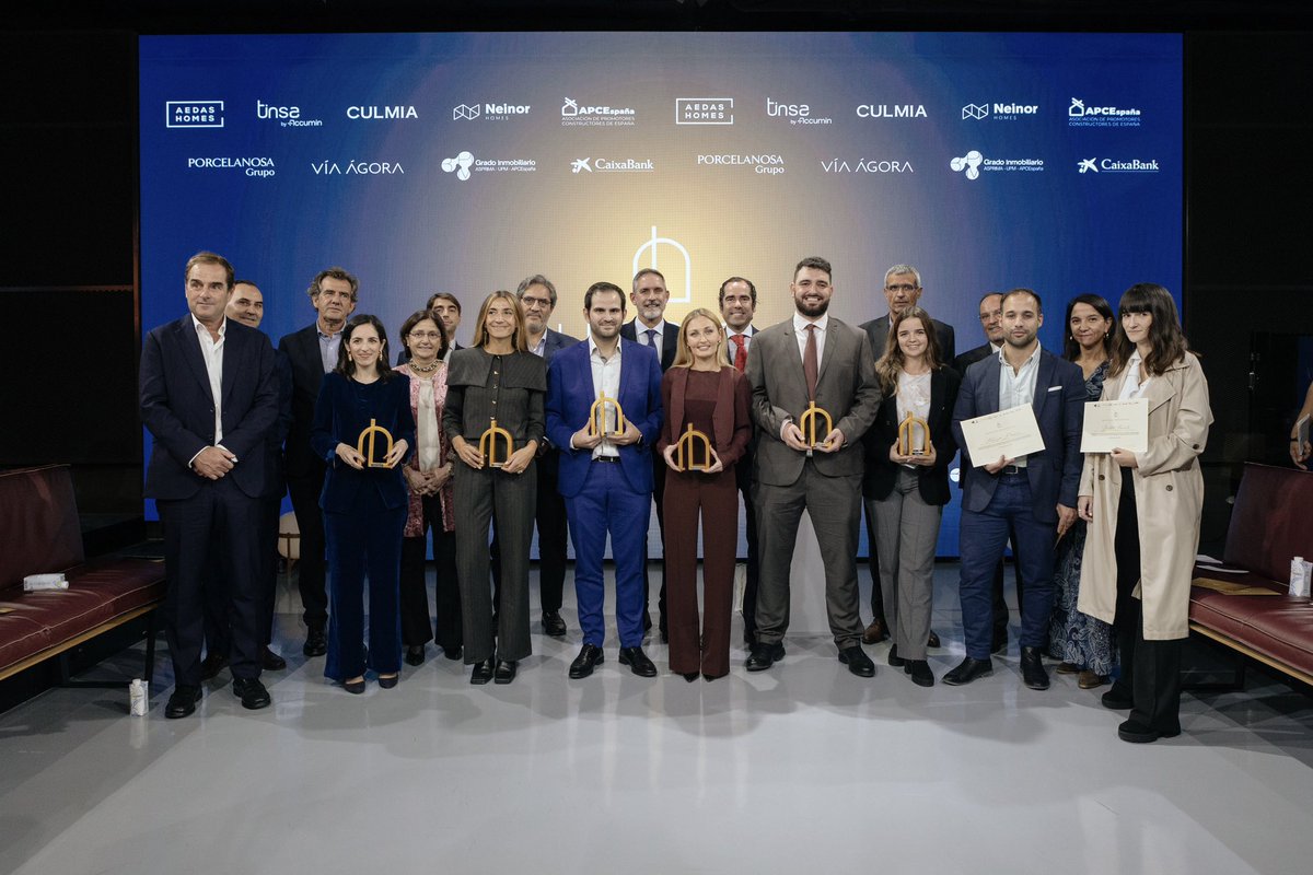 ¡Recibo el premio #LuminaryAward al impacto social con mucha emoción! Un galardón que reconoce el talento joven en el mundo inmobiliario 🏆