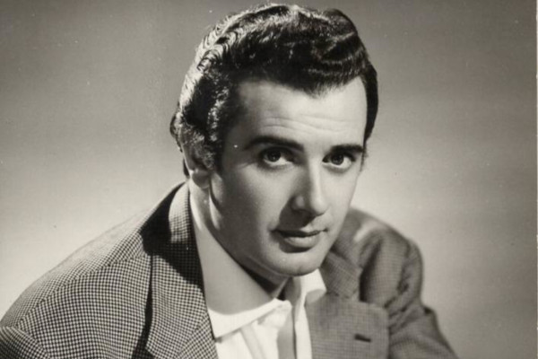 mariobianchi18's tweet photo. Il #29ottobre 2003 moriva #FrancoCorelli. Tra i maggiori tenori della 2^ metà del '900. Esordì nel 1947 in Giulietta e Romeo di Zandonai, nel 1954 alla Scala con la Callas in La vestale, nel 1961 al Metropolitan in Trovatore. Abbinava un registro molto ampio ad acuti sfolgoranti. https://t.co/vzIGrbynSv
