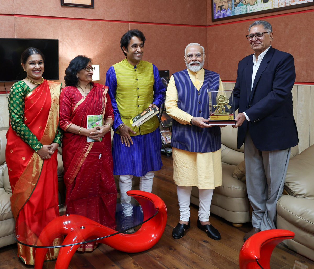 Pradip103F's tweet photo. I had the privilege of meeting Honorable Prime Minister @narendramodi ji,accompanied by my family in my hometown Indore last evening
Despite his demanding campaign schedule and extensive roadshow, Honorable Prime Minister graciously dedicated his time to engage with us.@pradip103 https://t.co/kGUP0y11UM