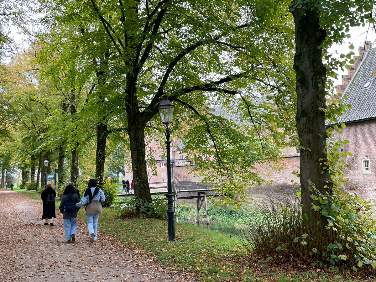 ✨ Ontmoetingsdag CVVE 2024

Op 12 oktober kwamen vrijwilligers, mensen uit een vluchtsituatie en betrokkenen samen voor een dag vol verbinding bij Kasteel Doorwerth! 🏰💖 Na de rondleiding genoten we van een potluck bij buurthuis de Stek. Wat een prachtige dag! 🍲💬