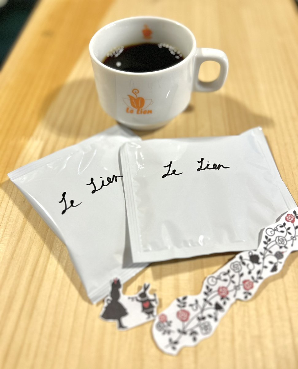 【学祭のお知らせ】
今年度はLe Lien ブレンドのドリップパックを販売します☕️
ご自宅でLe Lienブレンドを楽しむことができます！気になる方はぜひお越しください😊
価格は1袋で200円、5袋で800円となっています。