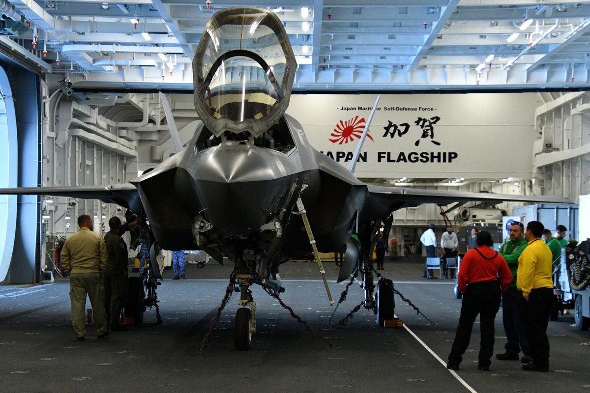 BBG17_JDSSURUGA's tweet photo. 個人的にはF-35Bより、後ろの横断幕（？）の方が激アツだったりする
この時代にFLAG SHIPはマジでアツい https://t.co/oOi0cVmt1k