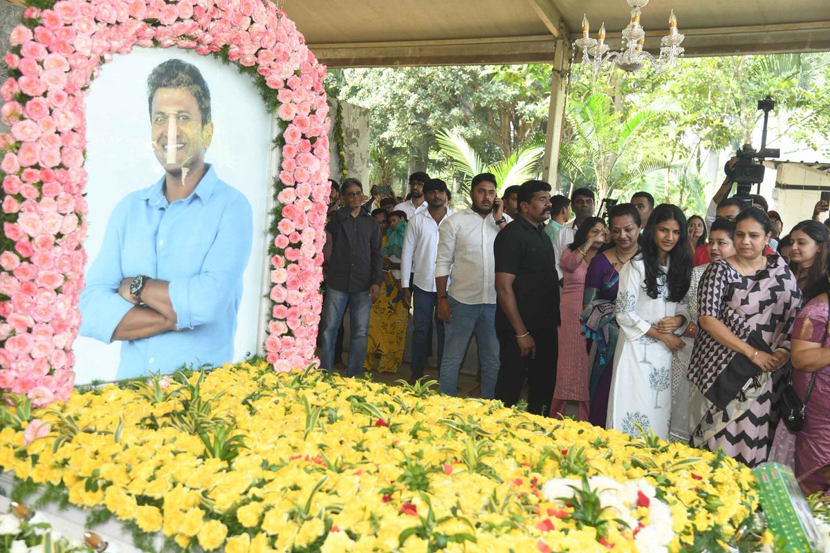 BangaloreTimes1's tweet photo. Family members offered puja to #PuneethRajkumar at his Samadhi on the third death anniversary. Fans donated blood in remembrance of their favourite actor
#puneethrajkumarliveson #Puneethfans #Sandalwood #KFI #Kannadafilmindustry #Kannadafilmactors https://t.co/tWmaKIxkMA