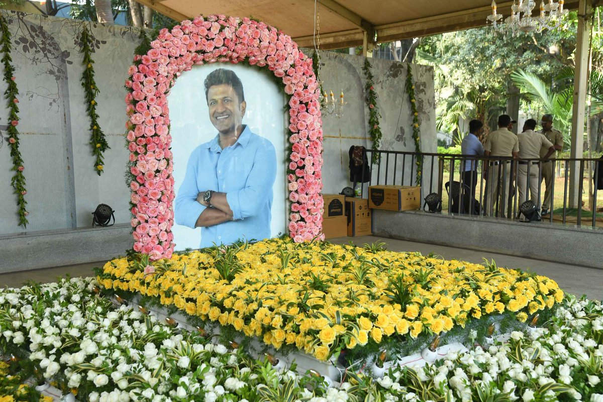 BangaloreTimes1's tweet photo. Family members offered puja to #PuneethRajkumar at his Samadhi on the third death anniversary. Fans donated blood in remembrance of their favourite actor
#puneethrajkumarliveson #Puneethfans #Sandalwood #KFI #Kannadafilmindustry #Kannadafilmactors https://t.co/tWmaKIxkMA