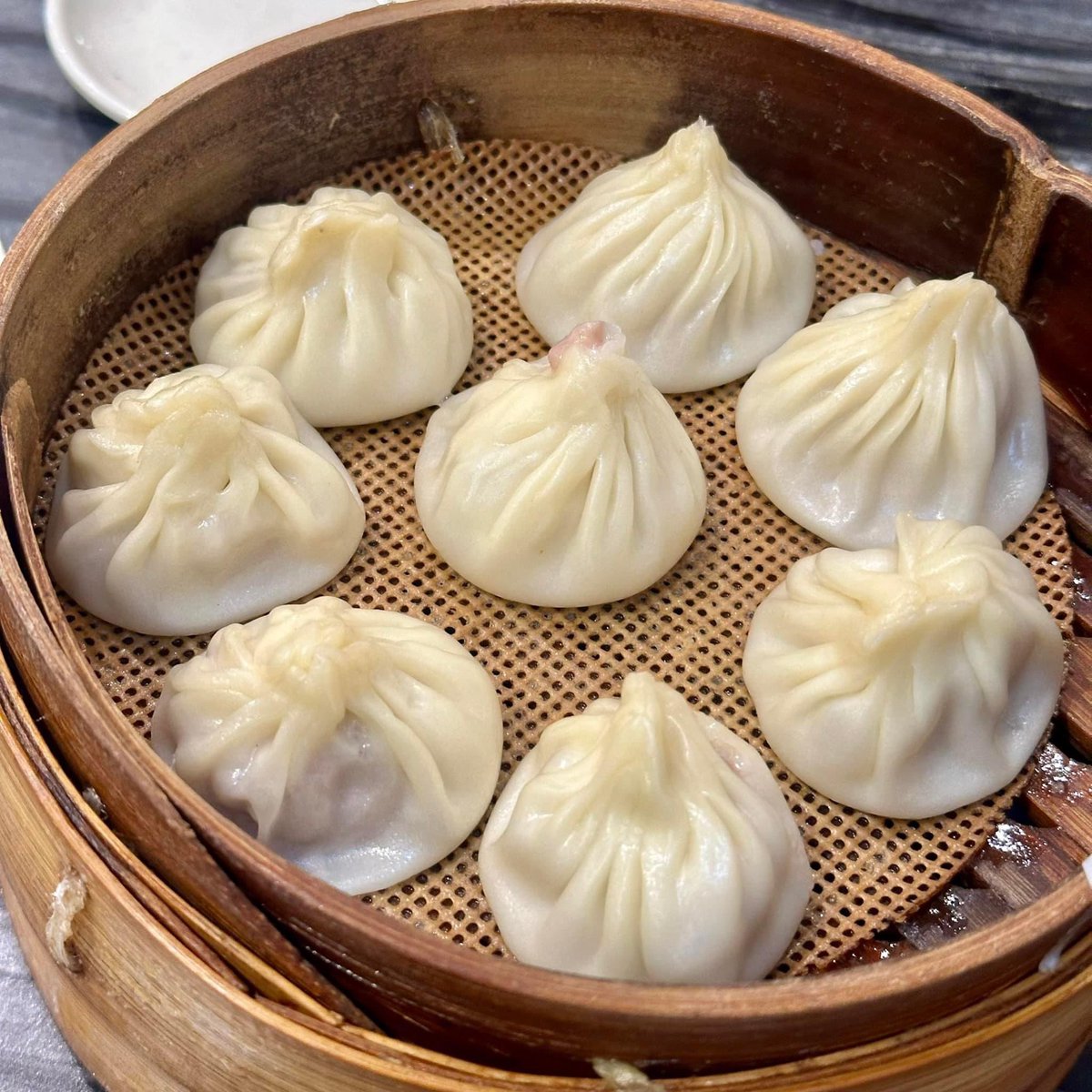 bon_appetitbkk's tweet photo. #เซี่ยงไฮ้ 全启和美食 Quán qǐ hé měishí ซาลาเปาทอดโคตรเด็ด!! ✨

ใครไปเซี่ยงไฮ้ น้องบอกเลยว่าต้องลองลองซาลาเปาทอด🤩 ทั้งร้านมีแต่คนโลคอล ละคือ 8 หยวนหรือประมาณ 40 เองอ่ะทุกคนนน ไม่แปลกใจที่คนต่อคิวเต็มหน้าร้าน

ตัวซาลาเปาทอดหอมน้ำมันงา แป้งกรอบนอกนุ่มใน มีน้ำซุปด้านในร้อนๆ หวานอร่อยกลมกล่อม กลุ่มคุณป้าปั้นซาลาเปาแบบโฮมเมดสุดๆ เสี่ยวหลงเปาก็โอเค ใช้ได้เลยค่ะ (แต่แป้งหนาไปนิด แพ้ไต้หวันค่ะ😂) แต่ใดๆ คือชอบซาลาเปาทอดมาก!!